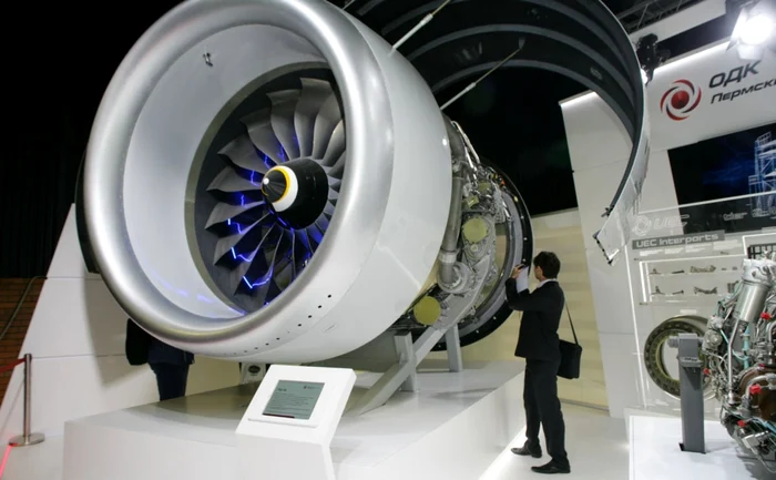 The airplane engine exists only in photo pages: dialog