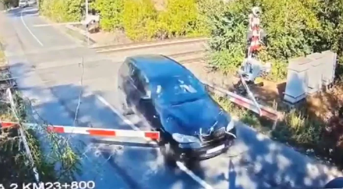 The moment when a driver shatters the Ilfov Photo railway barriers: Video capture