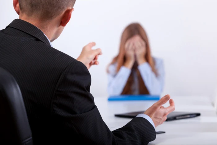 A young woman who came to hiring cries, quarreling by the employer