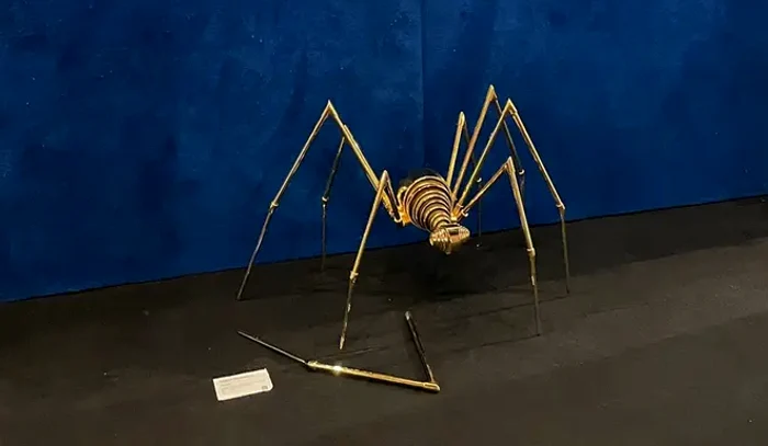 A gold sculpture of 30,000 euros, damaged by a 5 year photo girl: X