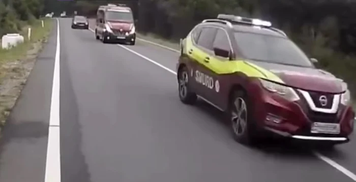 The driver of the BMW filmed while watching two SMURD ambulances speed. Photo: video capture