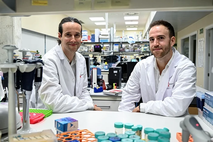 Researchers Inaki Martin Subero and Tuesday Duran Ferrer in PHOTO LABORATOR Barcelona University