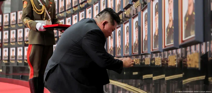 Kim Jong-un homage to the soldiers fallen on the Ukraine front