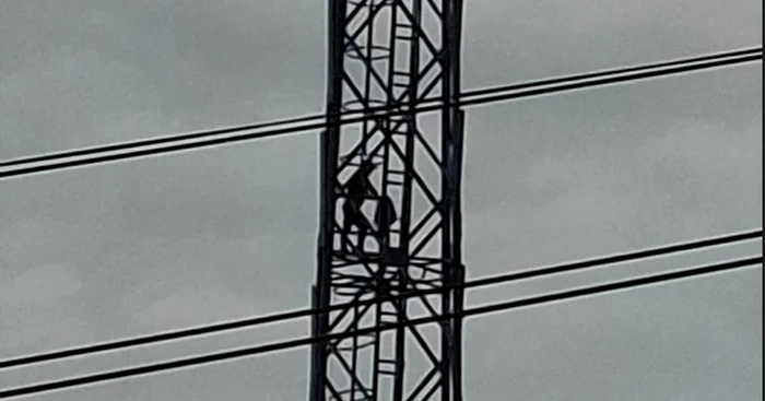 Authorities negotiate with the man in order not to reach a tragedy / photo source: Adevărul