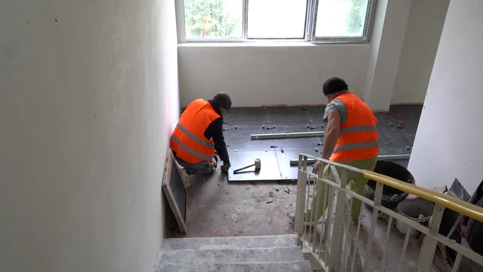 Prisoners work on the rehabilitation of a high school photo Cosmin Zamfirache