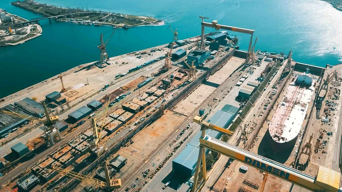 The employees of the Damen Mangalia shipyard protest in front of the Ministry of Economy: Damen