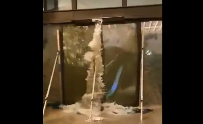 The waves of the Ragasa typhoon broke the walls of a luxury hotel in Hong Kong Photo: Video capture