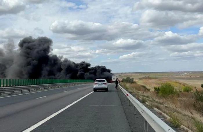 The TIR loaded with plastic granules caught fire on A2, at kilometer 199. PHOTO: Facebook/Anca Rusu