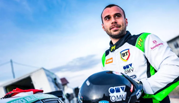 Simone Tempestini goes in a straight line