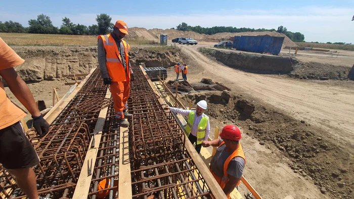 Asian workers on the site of a highway. Photo: Ionel Scrioșteanu, Facebook