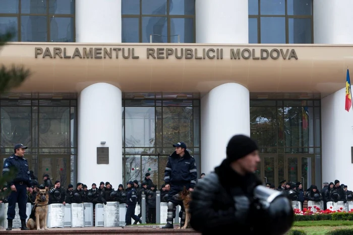 The law enforcement are ready to intervene in the protest. Photo: Archive/Alexandru Tarlev
