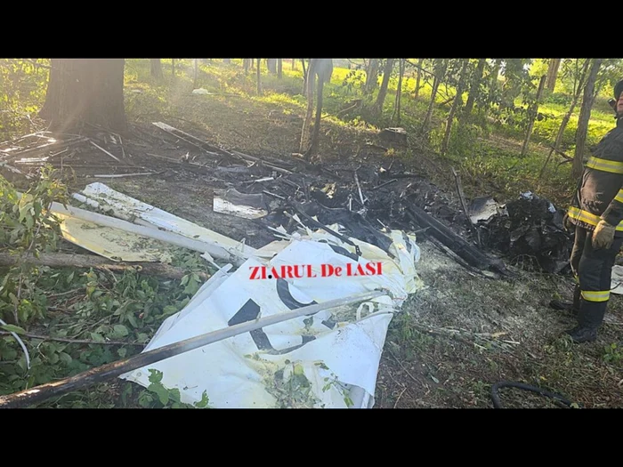 The remains of the plane rushed through the yard of the military unit. Photo: Ziarul de Iaşi
