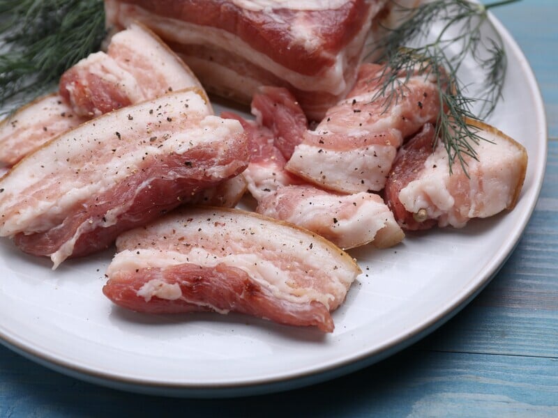 For soft and piquant lard, just five products are needed. Fast recipe