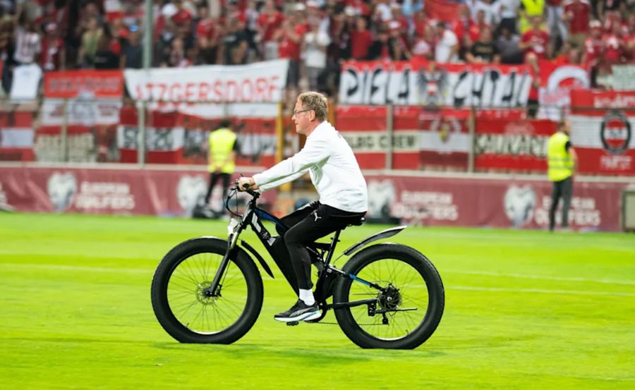 Austrian coach, on the grass walk before the match won in Bosnia-Herzegovina (2-1) / Photo: X Curious scenes with Ralf Rantnick »How Austria's coach appeared at the Bosnia game and what it explains!