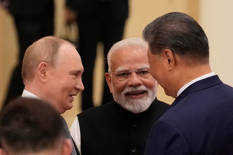 The Prime Minister of India Narendra Modi talks to Russian President Vladimir Putin and the leader of China XI Jinping before the Shanghai Cooperation Organization in Tiencin, September 1, 2025.