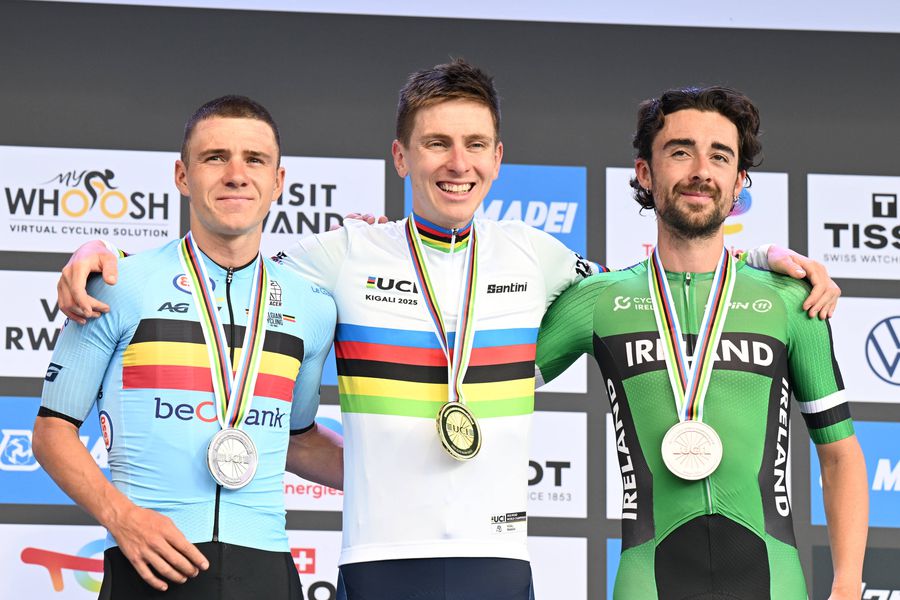 Tadej Pogacar (center), world cycling champion, along with Remco Evenepoel (left), silver and Ben Healy (right), bronze/photo medal: Imago Images Tadej Pogacar demonstrated his supremacy and became a world champion for the second consecutive year: