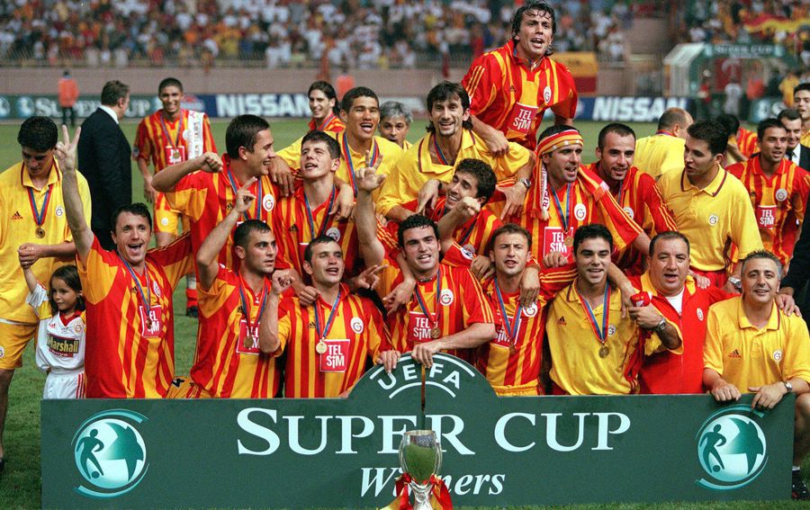 The image of the joy of the Turks, after 2-1 with Real Madrid, with Hagi and Popescu among photo protagonists: Imago The moment when Hagi humiliated Roberto Carlos: