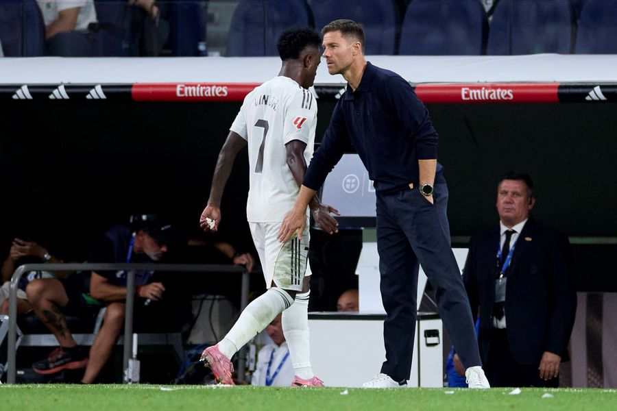 Coach Xabi Alonso is the first to have the courage to pass Vinicius Jr. on the reserve bench at Real Madrid / Photo: Imago Atletico Madrid - Real Madrid, Derby in Stage 7 to La Liga