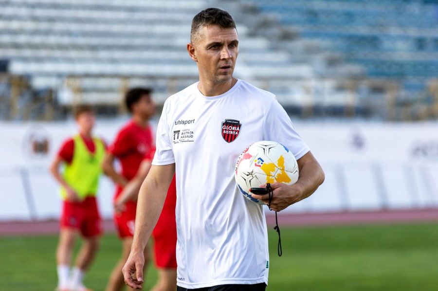 Nicolae Grigore, at the workouts of Gloria // Photo: Facebook @ Gloria Bistrița Viorel Moldovan, called to come to the Romanian team coach