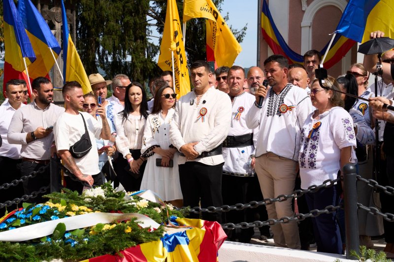 Video George Simion's photographer climbed on the tomb of Avram Iancu from Țebea. The parish priest asked him to descend: