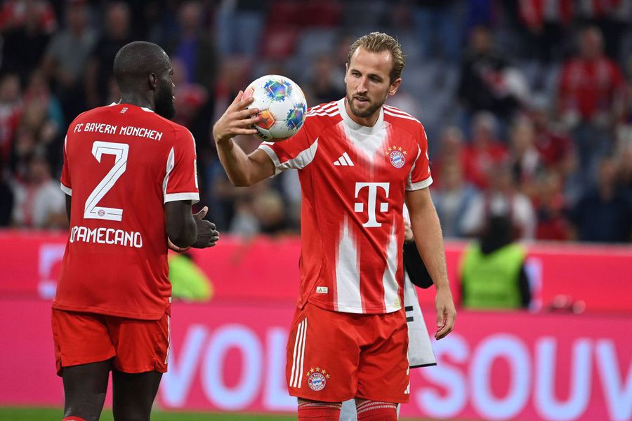 Harry Kane took home the ball with which he managed the Hattrick with RB Leipzig (6-0) / Photo: Imago The secret clause from Harry Kane's contract »How and when could Bayern's English goalscorer!