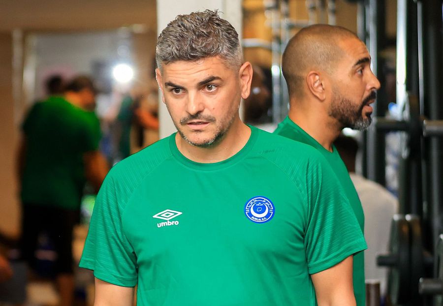 Viorel Dinu, at Al Hilal // Photo: Facebook @ Al Hilal SC Laurentiu Reghecampf debuted in the Sudan championship in an austere decor