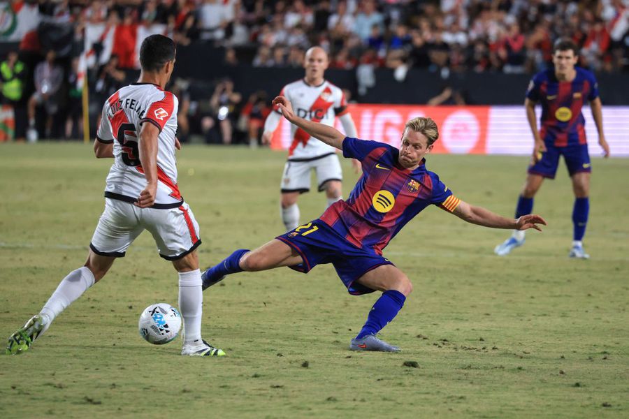 Frenkie de Jong, in the Barcelona T -shirt/ PHOTO IMAGO IMAGES Another holder from Barcelona was injured »as missing
