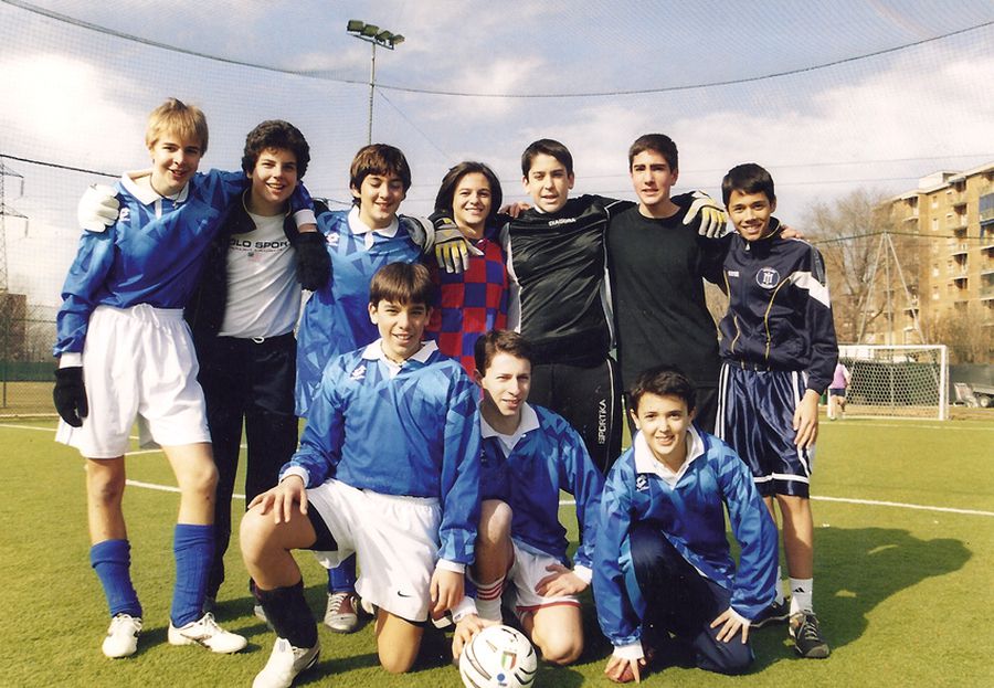 Carlo Acutis (second, above) practiced football with his friends, at the school where he studied, Istituto Leone XIII in Milan, led by Jesuits. Saint with Rossonera heart »The story of Carlo Acutis, the first canonized millennial by the Vatican