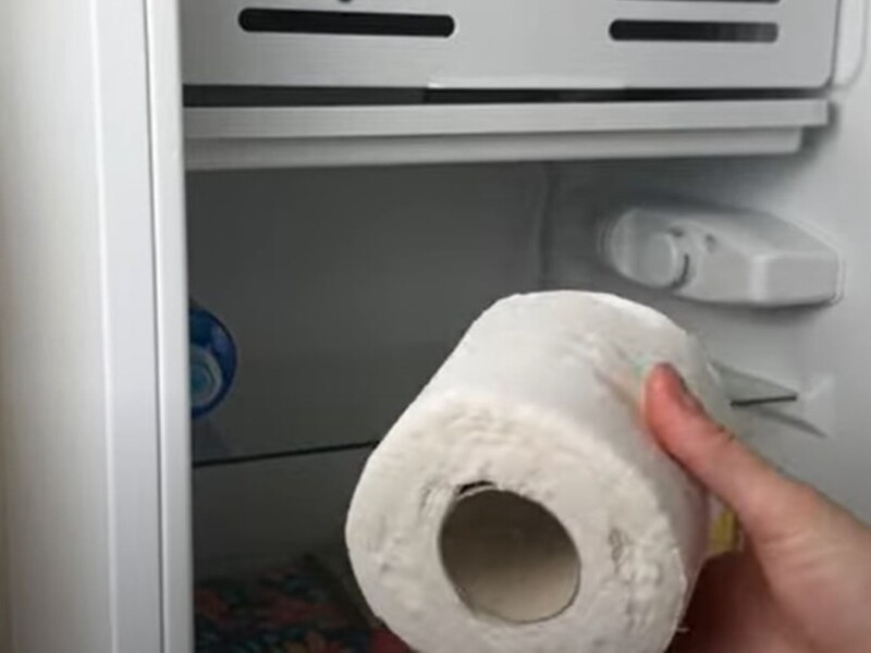 If you drop it on toilet paper and leave it in the refrigerator, it will not stink there. Secret trick