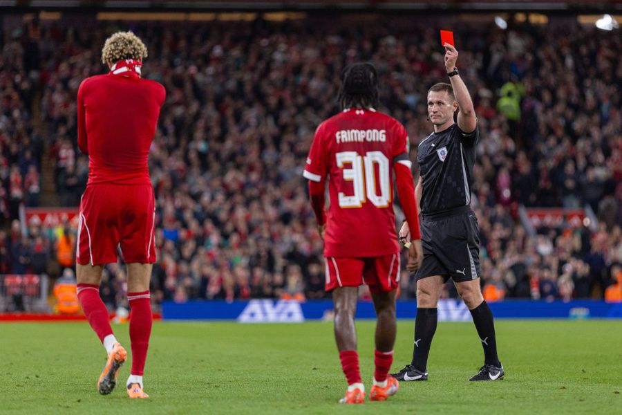 Hugo Ekitike receives the second yellow card and leaves Liverpool with a man in minus / photo: Imago Arne Slot dusts Ekitike after the
