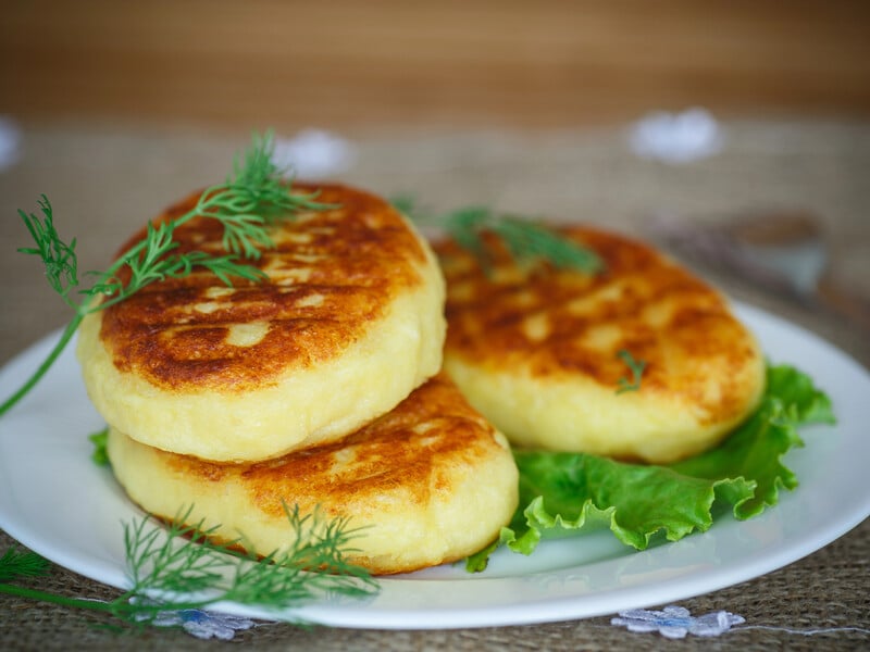 If there is mashed potatoes, prepare these incredibly delicious pies. A delightful culinary trick