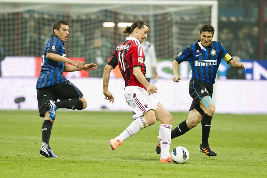 Lucio (left), in Inter's T-shirt, in a duel with Zlatan Ibrahimovic (Milan) / Photo: Imago Lucio tells the drama of life: