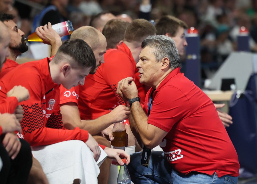 Xavier Pascual giving directions to the players from Veszprem Photo: Imago Dinamo - Veszprem, a gala match for the Romanian champion in the Champions League »Hungarians are super -favored