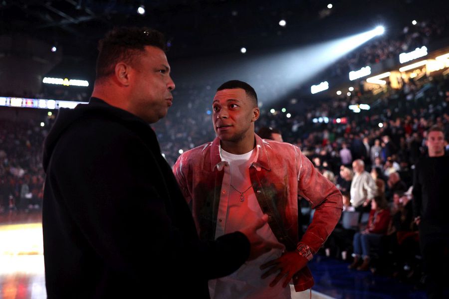 Kylian Mbappe and Brazilian Ronaldo, on January 11, at the NBA Brooklyn Nets - Cleveland Cavaliers match, played in Paris Photo: Guliver/Gettyimages Radical decision made by Ronaldo