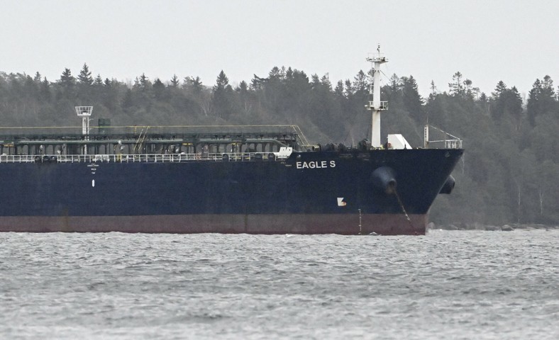 Eagle S tanker belonging to the Russian shadow fleet, which could be used to damage the submarine cables in the Baltic at the end of 2025 (illustrative photos)