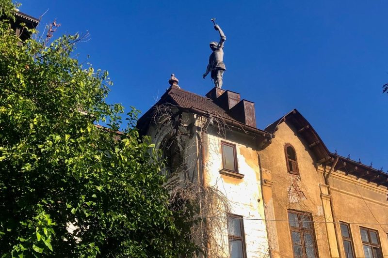 On the peaks of carelessness towards heritage. House with Knight in Armor in Bucharest and its roof through which the sky is seen