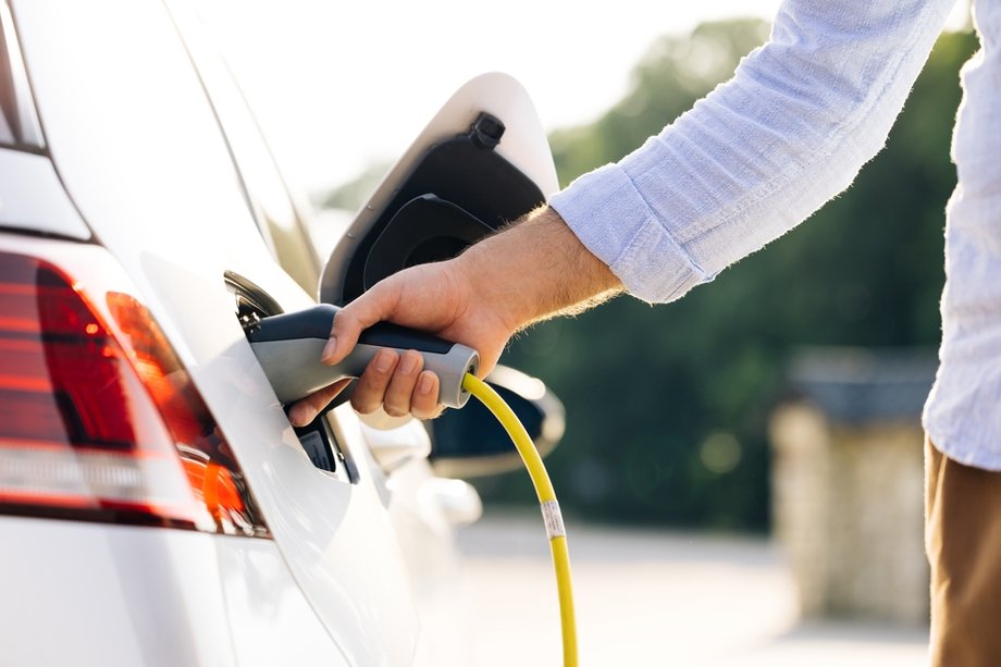 Infrastruktura ładowania to kluczowy element rosnącej popularności samochodów elektrycznych