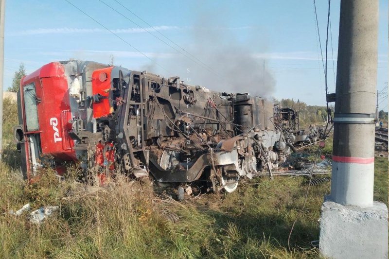 Video wave of incidents on Russian railways: Two trains have derailed in different Leningrad areas, explosion in Oriol