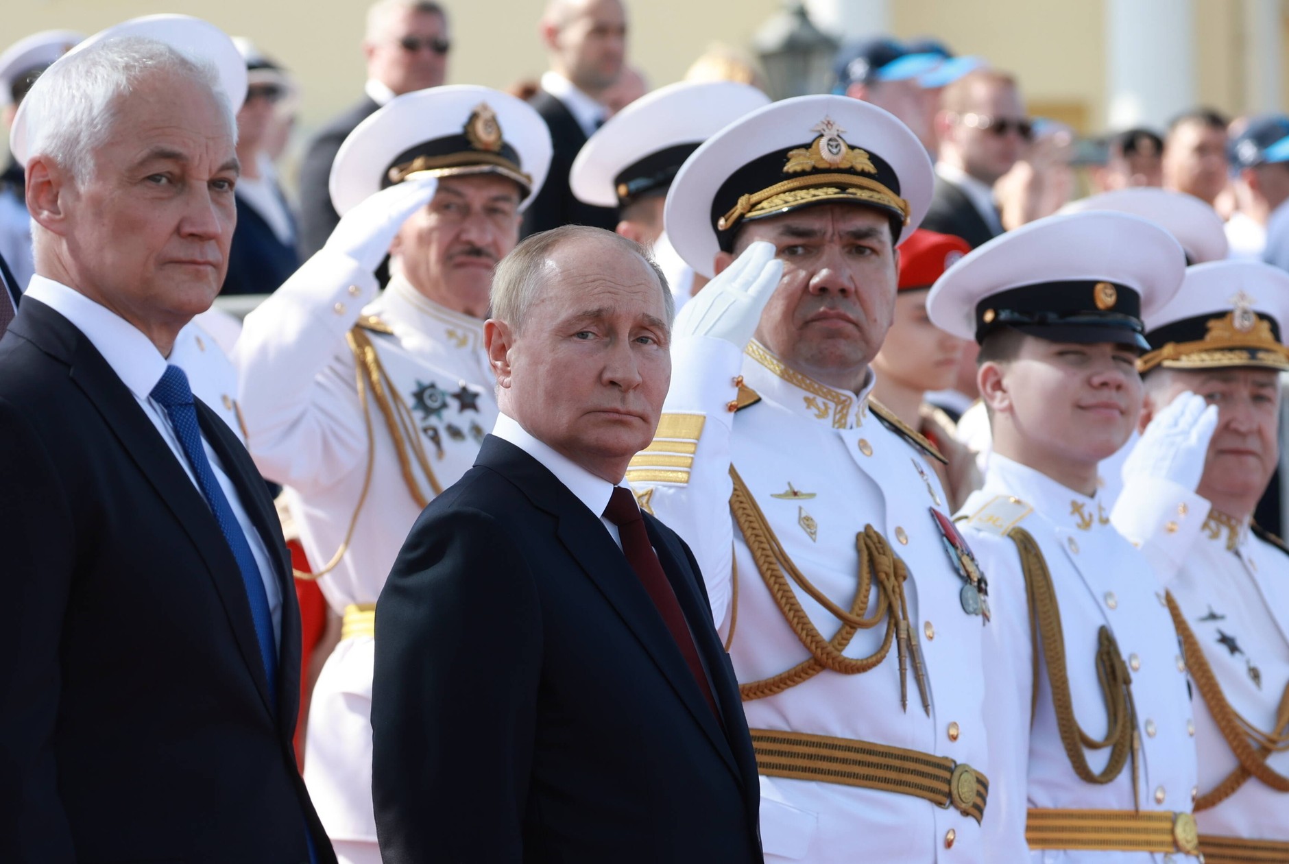 Prezydent Rosji Władimir Putin (2L), minister obrony Andriej Biełousow (L) i dowódca rosyjskiej marynarki wojennej admirał Aleksander Moisejew (3P) podczas parady z okazji Dnia Marynarki Wojennej w Sankt Petersburgu w Rosji, 28 lipca 2024 r.