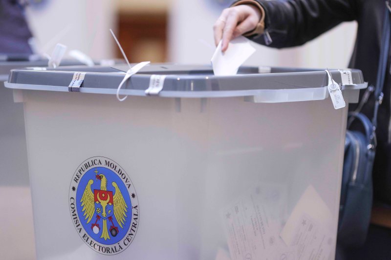 How many foreign observers will monitor the parliamentary elections in the Republic of Moldova