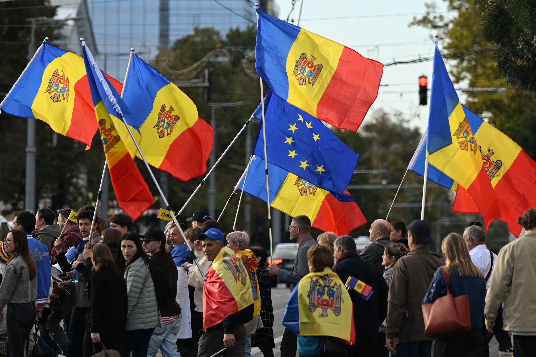 Hundreds of members and supporters of the ruling Action and Solidarity Party (PAS) joins Prime Minister Dorin Recean during a pro -European rally on the last day of the election campaign in Kiszynów in Moldova, September 26, 2025.