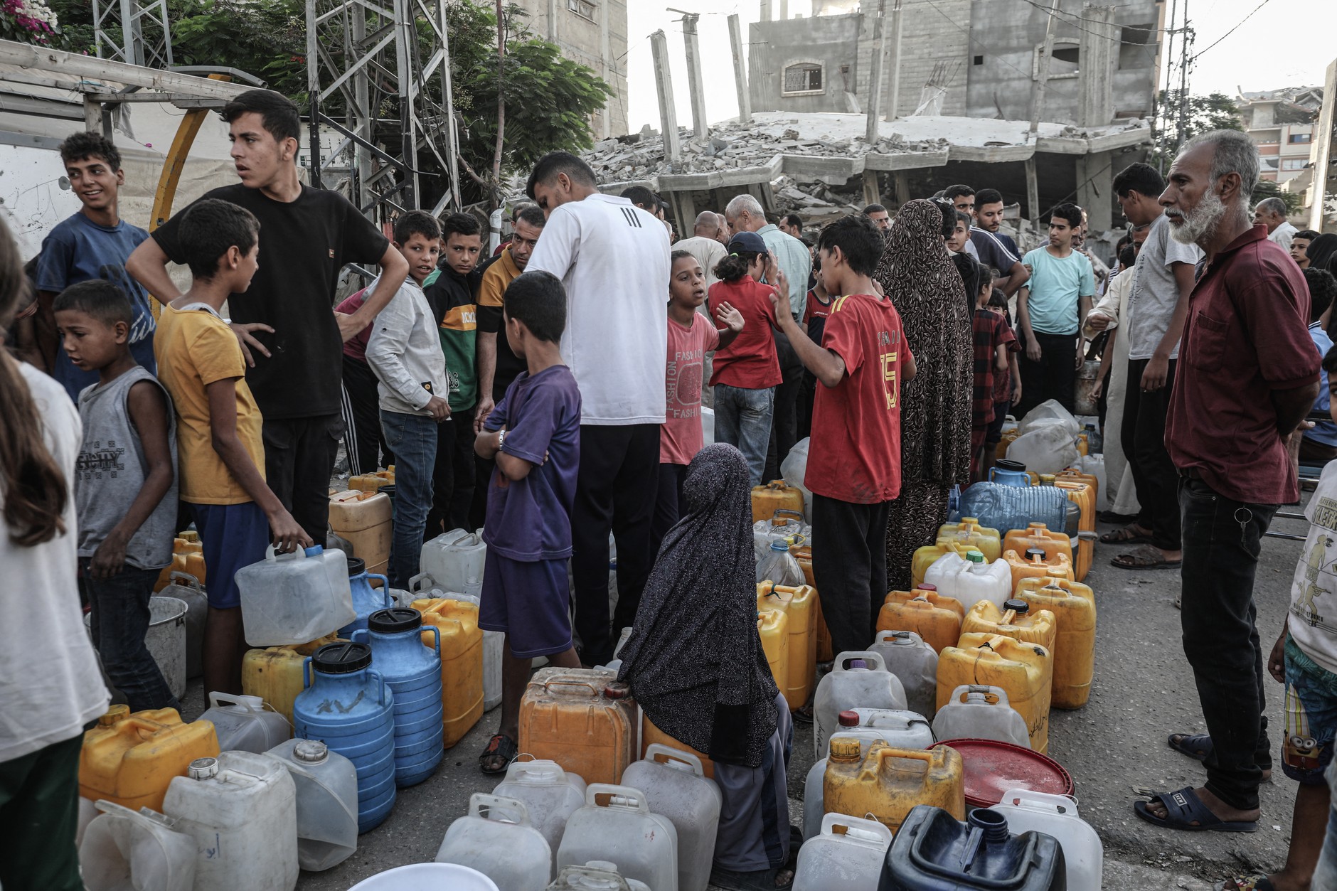 Palestinians in the city of Gaza in a queue for water