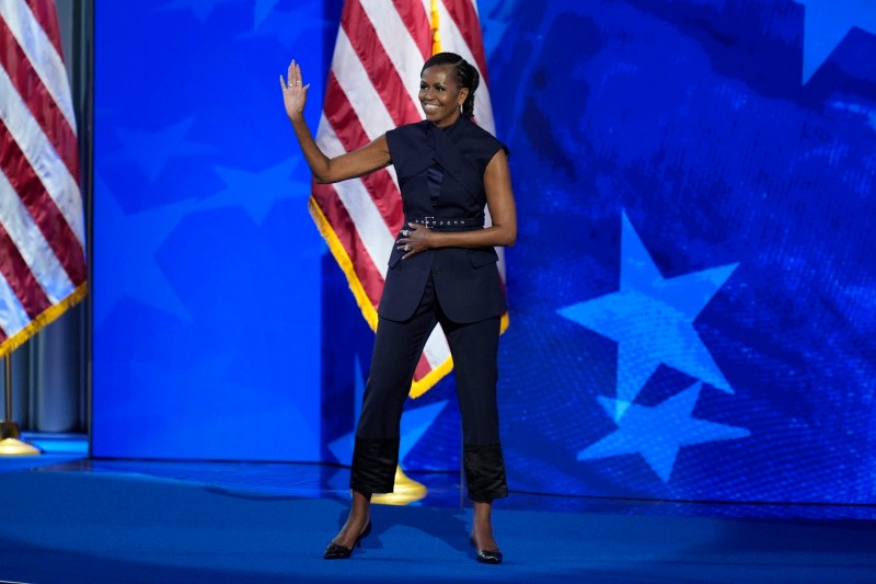 Former Michelle Obama first, welcomes supporters before speaking at the Democratic National Convention on Tuesday, August 20, 2024, in Chicago. Photo: Scott Applewhite / AP / Profimedia