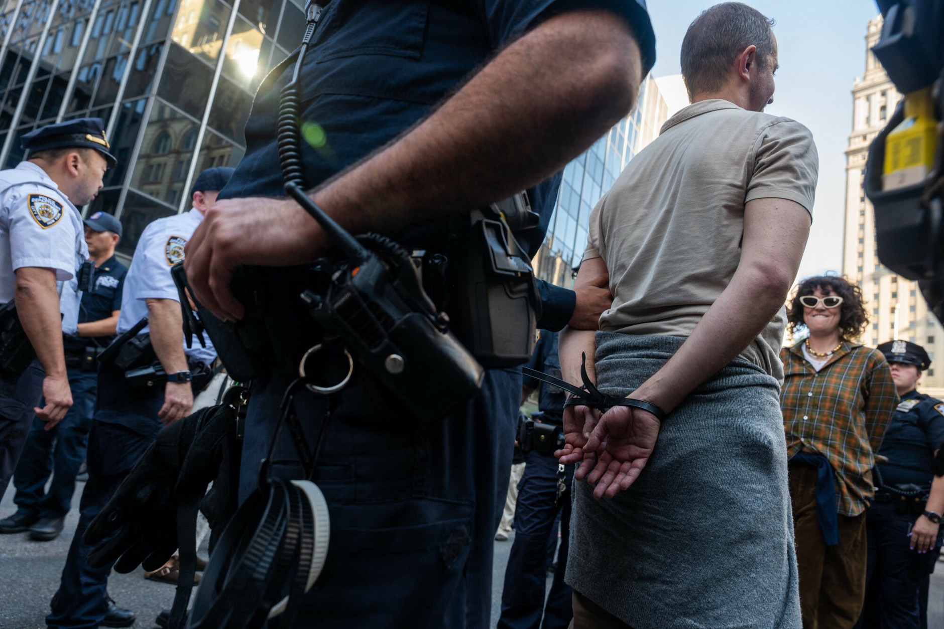 Policemen detaining Protestants opposing the actions of the Immigration and Customs Office, New York, September 18, 2025.