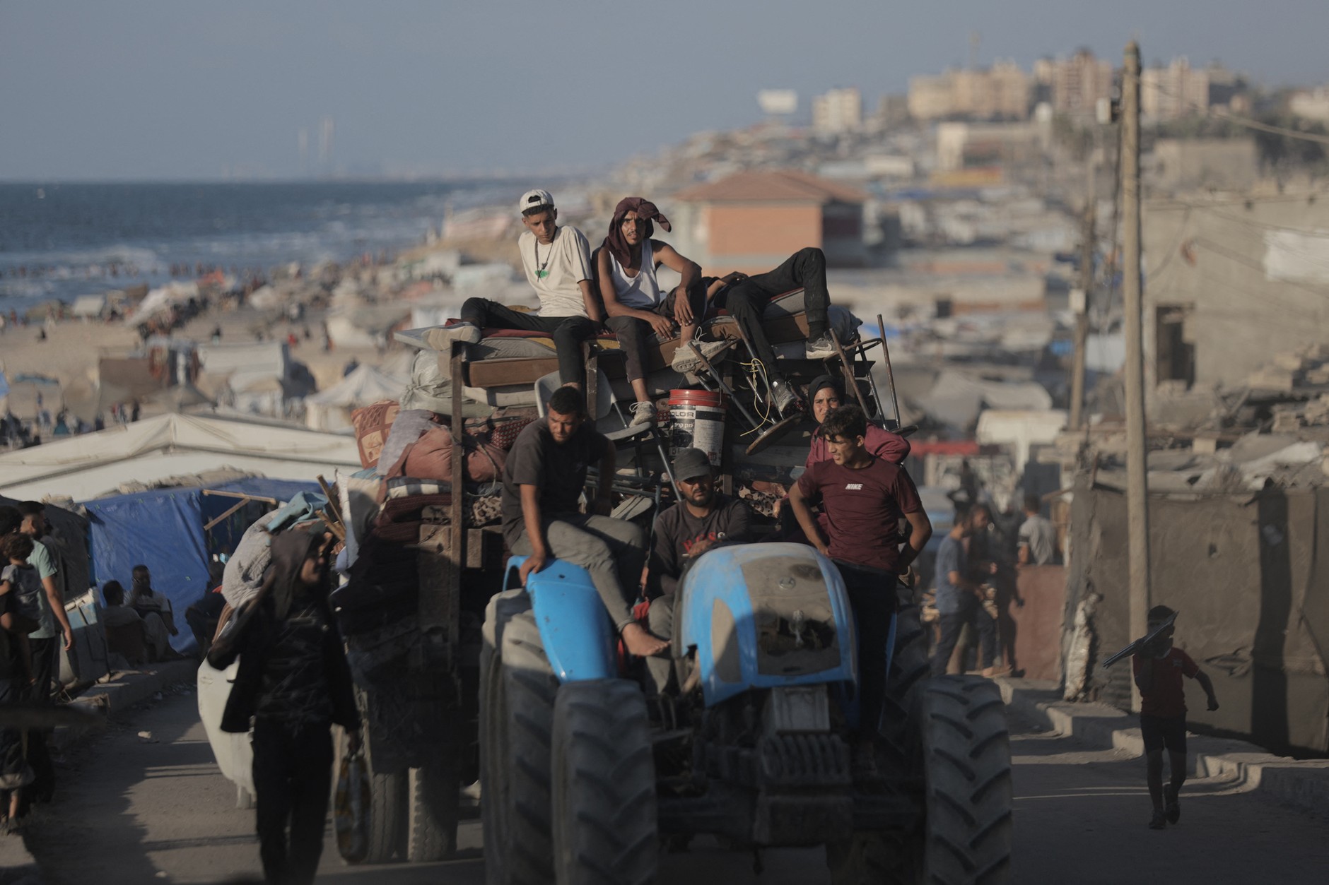 Palestinians run away from Israeli attacks on the city of Gaza, September 16, 2025.
