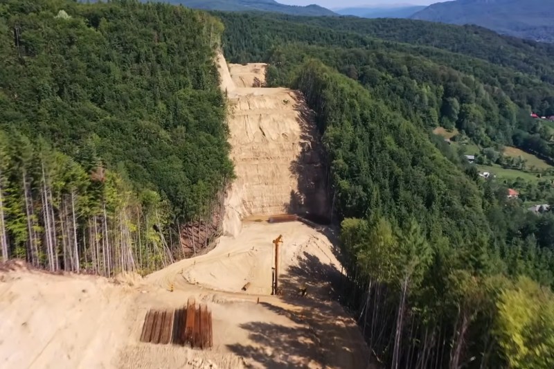 Photo what the machine that will drill the longest tunnel of the Sibiu - Pitești highway looks. When will work in the mountain begin