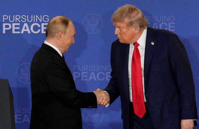 Vladimir Putin gives Donald Trump after a press conference. Anchorage, August 15, 2025