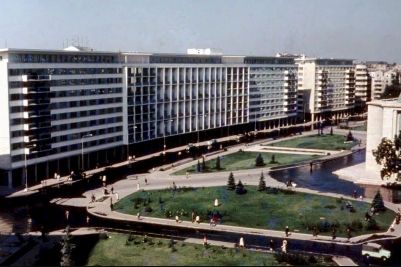 Palace Hall and the surrounding secrets. A piece of the block curtain is false, with a façade that mimics non -existent apartments, but with curtains in the glass