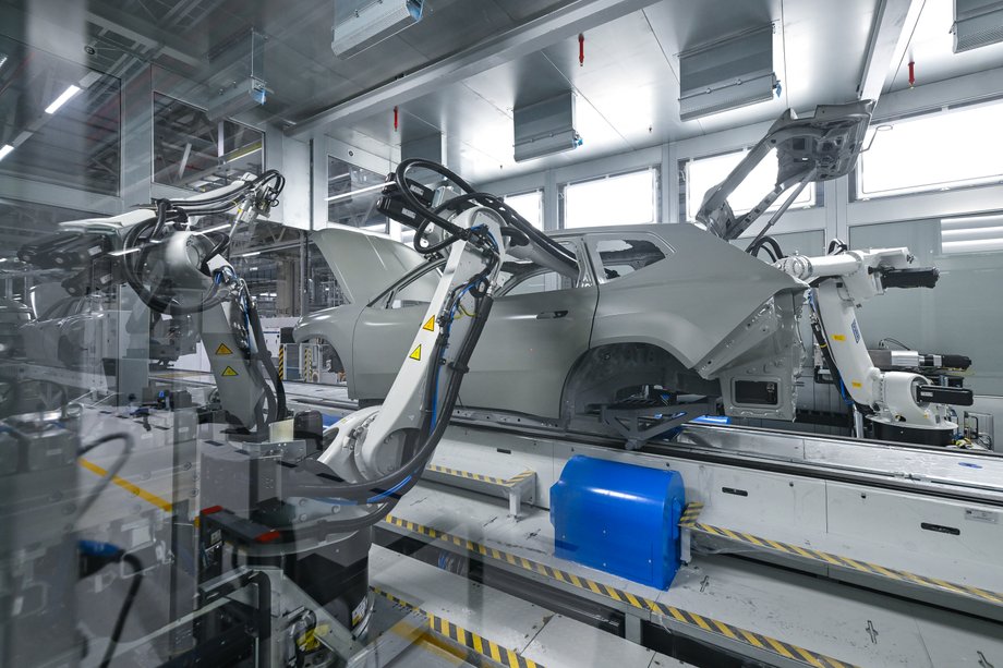 Robots while painting BMW