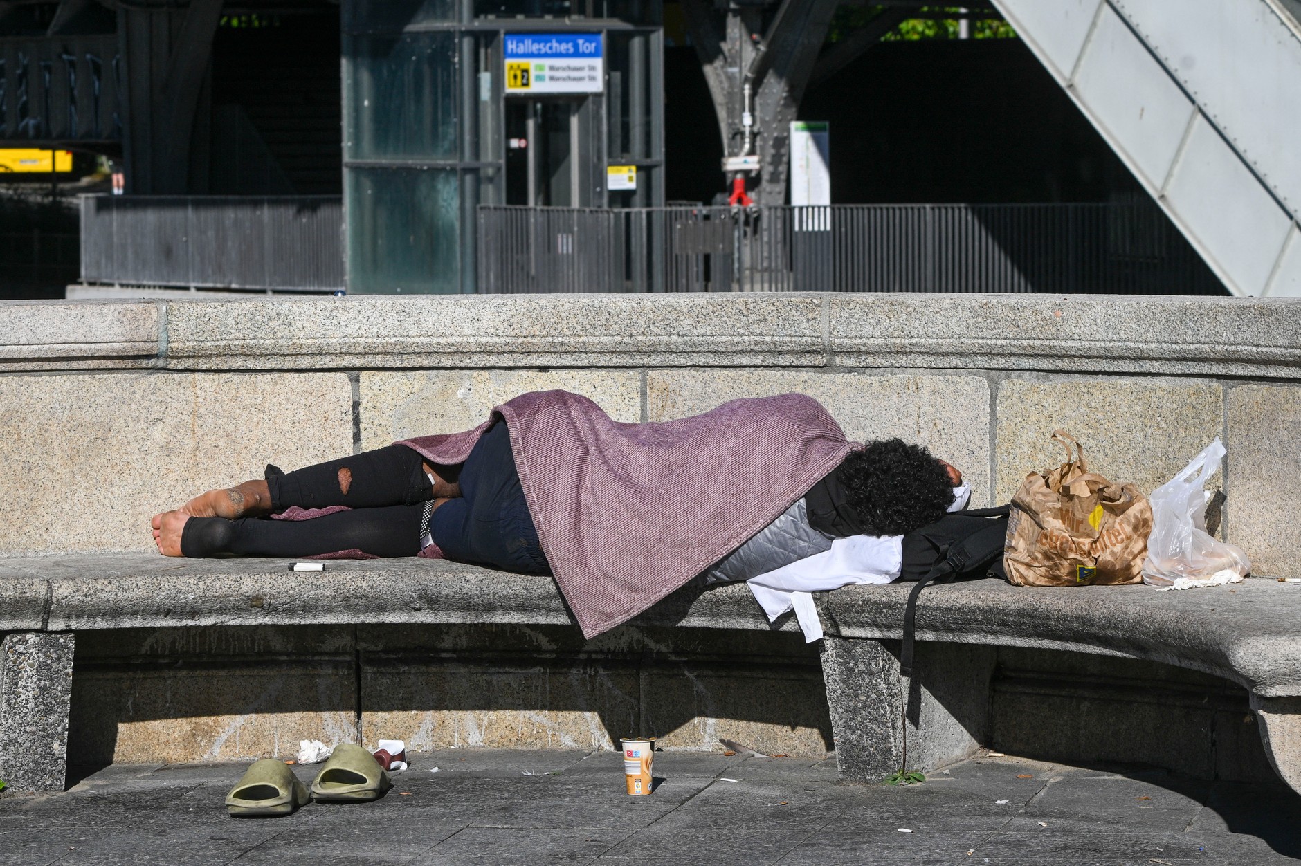 A person in the crisis of homelessness on Berlin Street (illustrative photo)